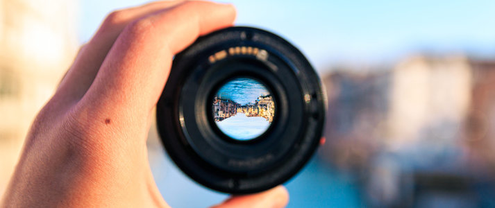 csm_obiektyw-aparatu-w-dloni_5504fe974a